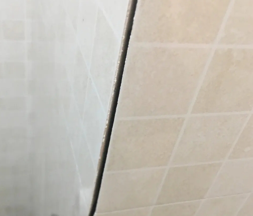 鄄城瓷砖空鼓维修公司分享阳台瓷砖脱落的修复过程可以分为以下几个步骤
