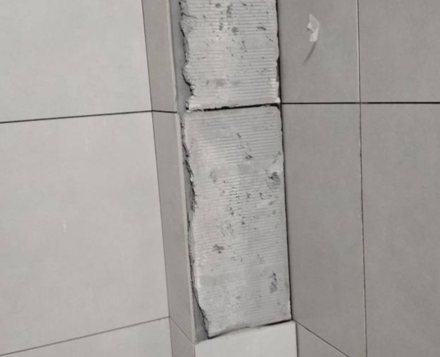鄄城瓷砖空鼓维修公司分享下瓷砖施工前基层浇水润湿程度不足，可能导致以下问题
